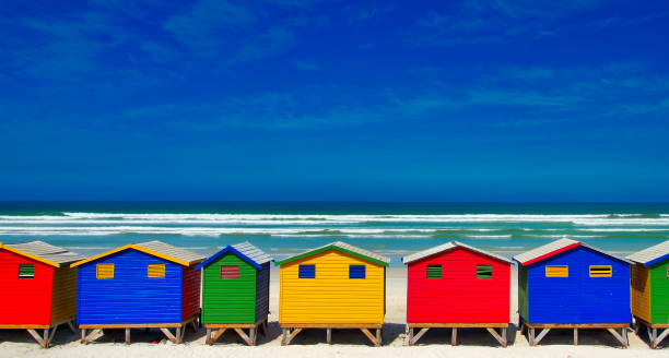 coloridas casas de playa en muizenberg, sudáfrica - península del cabo fotografías e imágenes de stock