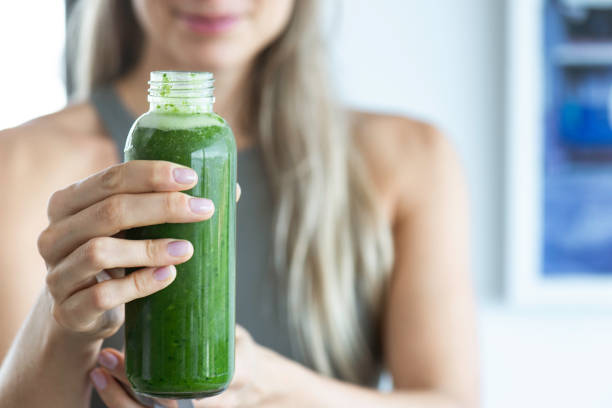 wheatgrass - instructor one person fruit drinking fotografías e imágenes de stock