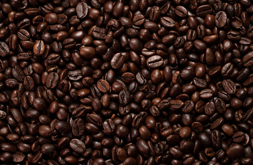 Imagen horizontal de los granos de café tostados brillantes photo