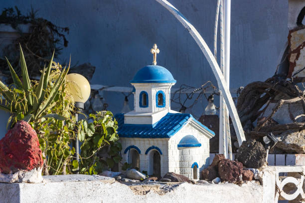 kandylakia (przydrożna świątynia) w pyrgos kallistis na santorini, grecja - memorial roadside cross cross shape zdjęcia i obrazy z banku zdjęć