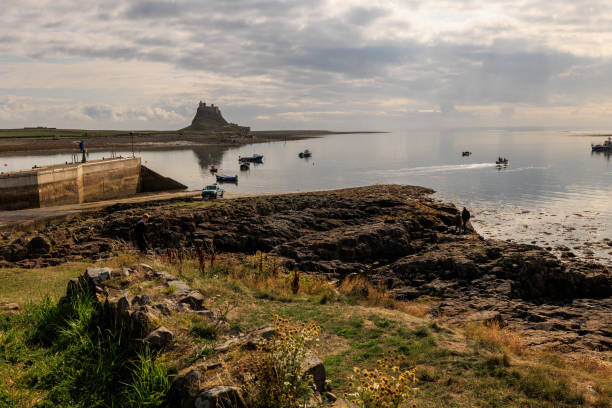 святой остров линдисфарн - lindisfarne стоковые фото и изображения