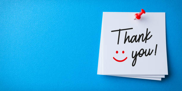 белая записка с благодарностью и красной булавкой на синем фоне - thank you adhesive note note pad smiley face стоковые фото и изображения
