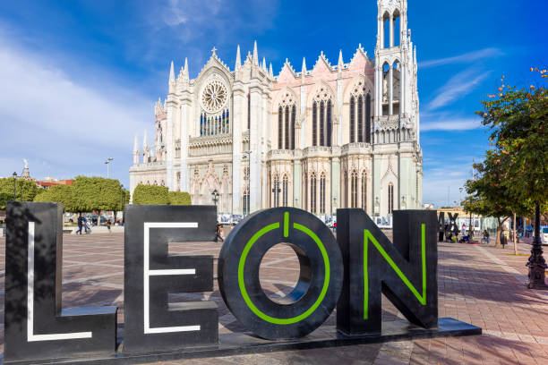 o templo expiatório de leão dedicado ao sagrado coração de jesus, templo expiatorio del sagrado corazon de jesus no centro histórico de leon - leon - fotografias e filmes do acervo