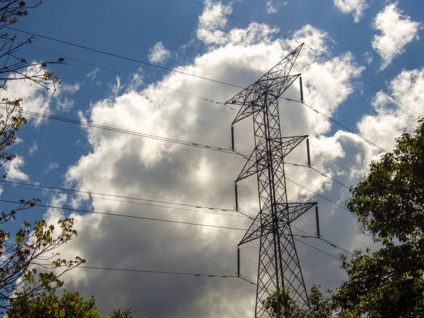 передающая башня возле города чинавита - power supply single line in a row sending стоковые фото и изображения