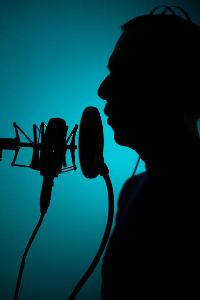doppiatore doppiatore in studio di registrazione vocale con microfono a diaframma larg e scudo antipop. - voice over foto e immagini stock
