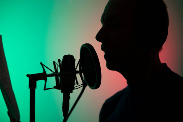 doppiatore doppiatore in studio di registrazione vocale con microfono a diaframma larg e scudo antipop. - voice over foto e immagini stock