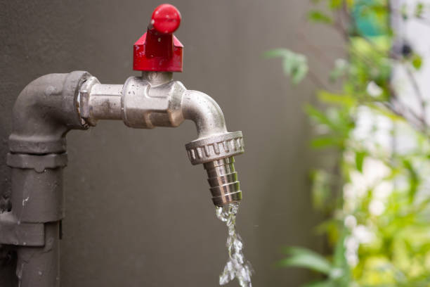 zbliżenie kranu z wodą - leaking faucet water scarcity zdjęcia i obrazy z banku zdjęć