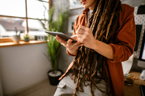 esbozando nuevas soluciones de diseño gráfico - reflection dreadlocks men businessman fotografías e imágenes de stock