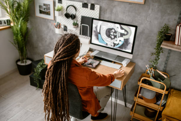 boceto del diseñador gráfico con el bloc de dibujo - reflection dreadlocks men businessman fotografías e imágenes de stock