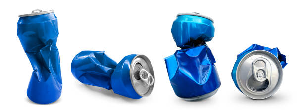 latas compactadas isoladas em um fundo branco - crushed can soda drink can - fotografias e filmes do acervo