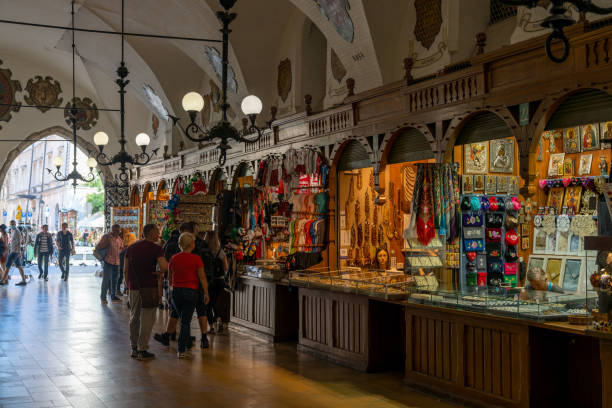 innenansicht der souvenir- und touristenläden in der historischen tuchhalle in der innenstadt von krakau - cloth hall stock-fotos und bilder