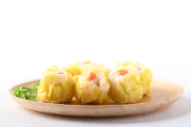 shumai de camarones, albóndigas abiertas rellenas de camarones picados - shumai fotografías e imágenes de stock