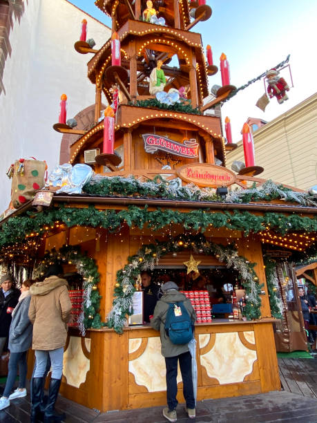 weihnachtsmarkt in basel , schweiz - weihnachtsmarkt basel stock-fotos und bilder