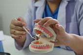 zahnarzt-der-einen-patienten-untersucht-zahn-medizinische-behandlung-in-der-zahnarztpraxis.jpg?b=1&s=170x170&k=20&c=Rvy0Kw2-0pFx8c-c_p1GVdPf8oGzAmASXmkec8pxZSY=