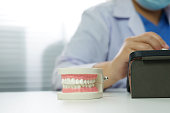 zahnarzt-der-einen-patienten-untersucht-zahn-medizinische-behandlung-in-der-zahnarztpraxis.jpg?b=1&s=170x170&k=20&c=b24vzgAfeGvwD5tvhaKmcYVPjbbofT4-wm--yauJ8Sg=