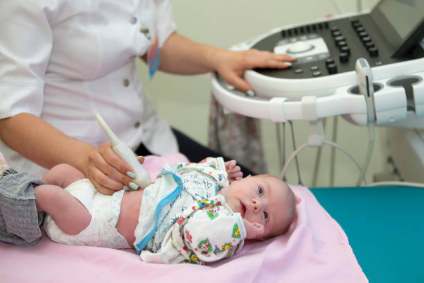 le médecin fait une échographie pour un nouveau-né. examen médical d’un bébé par appareil à ultrasons - human pregnancy ultrasound medical exam doctor photos et images de collection