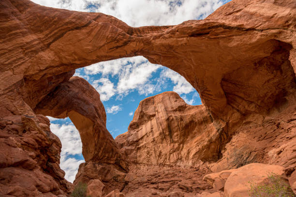 magnífico arco duplo no parque nacional arches - northern utah - fotografias e filmes do acervo