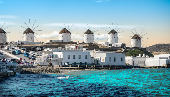 Molinos de viento griegos tradicionales en la isla de Mykonos, Grecia. photo