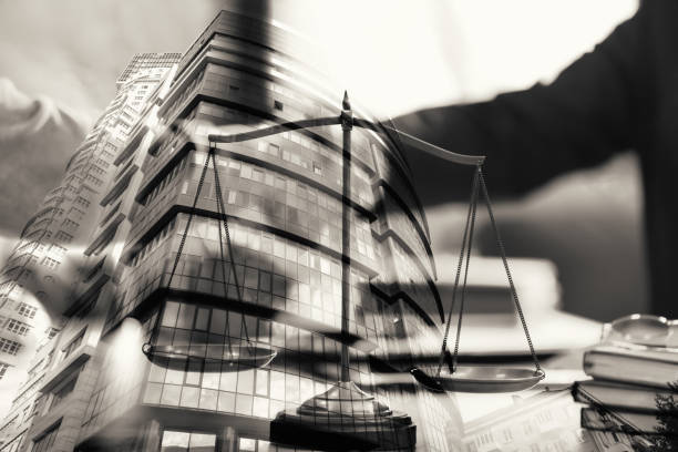 ochrona prawna. podwójna ekspozycja wagi i budynku - horizontal black and white toned image two people zdjęcia i obrazy z banku zdjęć