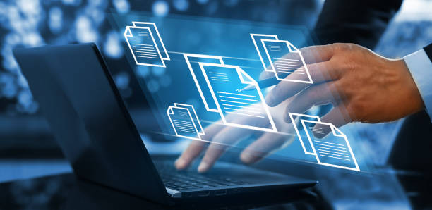 concepto de base de datos de documentación en línea y sistema de gestión documental. automatización de procesos para gestionar archivos de forma eficiente. mujer de negocios trabajando en computadora portátil con pantalla virtual.	
tecnología de inte - legal system filing documents data warehouse fotografías e imágenes de stock