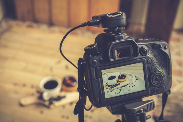 food photography, dslr camera on tripod shooting food in photo studio. - white meat flash imagens e fotografias de stock