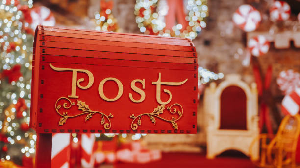 nahaufnahme roter briefkasten für briefe nach lappland an den weihnachtsmann. chri - mailbox mail letter old fashioned stock-fotos und bilder