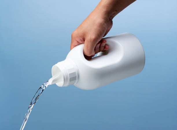 istock Take the bottle and pour the detergent. 1353367399