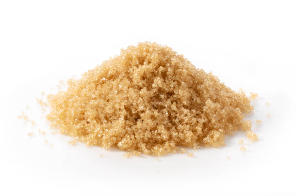 крупный план коричневого сахара на белом фоне"n - turbinado sugar стоковые фото и изображения