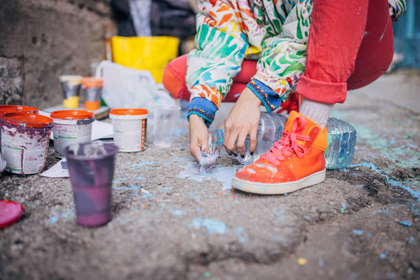 istock Street artist mixing colors 1353377575