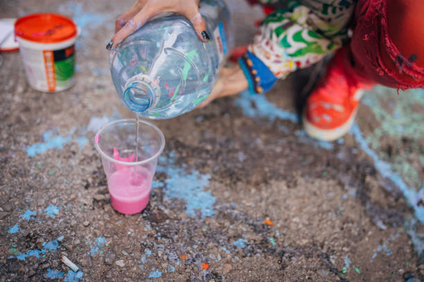 istock Street artist mixing colors 1353377794