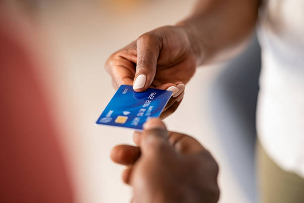 mulher negra pagando com cartão de crédito - cartão de crédito - fotografias e filmes do acervo