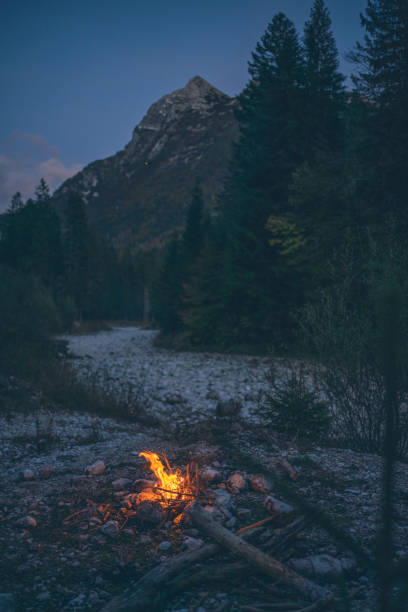 campfire burns in a rock ring beside a river - 3148 imagens e fotografias de stock