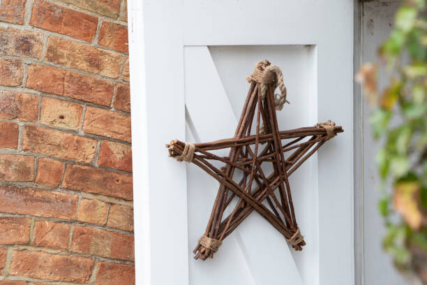 enchevêtrement en bois suspendu à l’intérieur d’une porte blanche ouverte - pentangle photos et images de collection