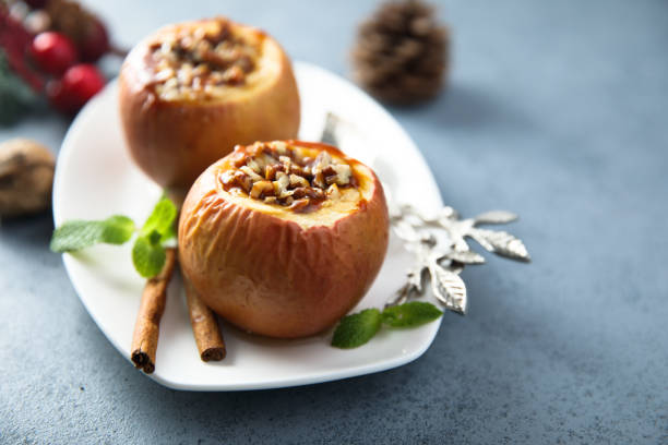 manzanas al horno - baked apple food meal dessert fotografías e imágenes de stock