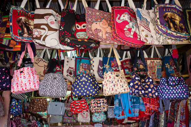 colorido montañero hecho a mano coloridos bolsos en bastidor. - selling merchandise craft thailand fotografías e imágenes de stock
