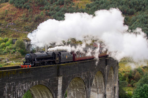 jakobiten-dampfzug auf dem glenfinnan-viadukt, schottland - harry potter kunstwerkname stock-fotos und bilder