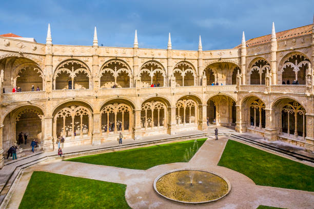 제로니모스 수도원 클로이스터를 방문하는 사람들 - monastery of jeronimos 뉴스 사진 이미지