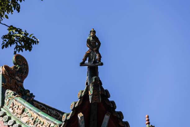 Statues of various figures on the eaves of ancient buildings