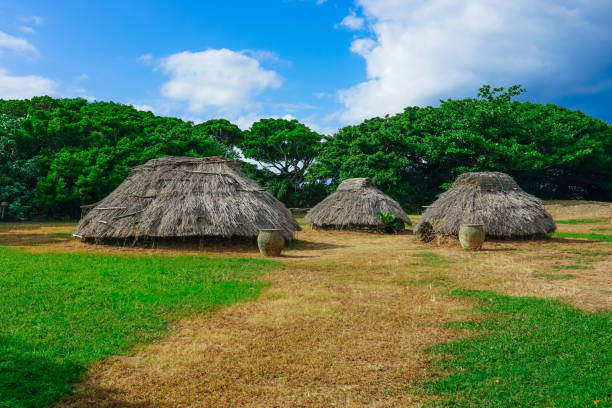 "rovine di ichi no sato nakabaru" (uruma city, prefettura di okinawa) - dugout foto e immagini stock