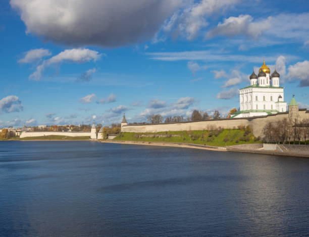 el antiguo kremlin de la ciudad de pskov en el río velikaya. - cathedral russian orthodox clear sky tourism fotografías e imágenes de stock