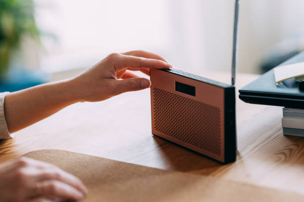 gros plan de la main de la femme réglage du volume sonore de la radio - radio photos et images de collection