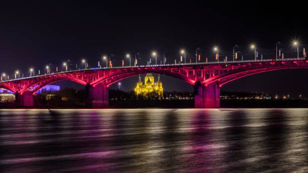 vista nocturna del puente kanavinsky y la catedral alexander nevsky. - oka river fotografías e imágenes de stock