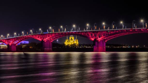 vue nocturne du pont kanavinsky et de la cathédrale alexandre nevski. - oka river photos et images de collection