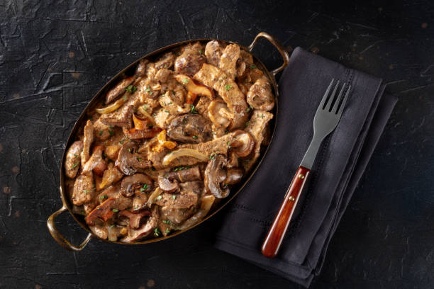 rinder-stroganoff, pilz- und fleischragout mit sahnesauce, overhead-shot - stewing steak stock-fotos und bilder