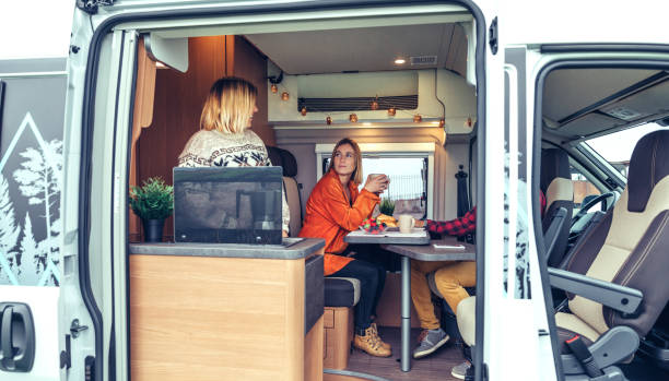 amigos desayunando en una autocaravana por la mañana - camping family vacations eating fotografías e imágenes de stock