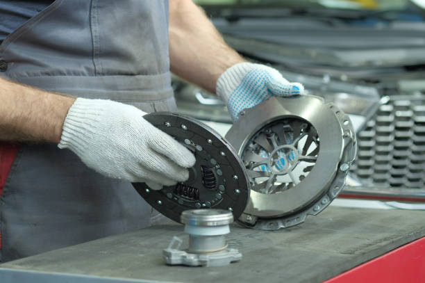 Spare parts for cars. Car clutch kit: drive disc, driven disc and exhaust bearing. An auto mechanic inspects the technical condition of the parts before installation. coupling stock pictures, royalty-free photos & images