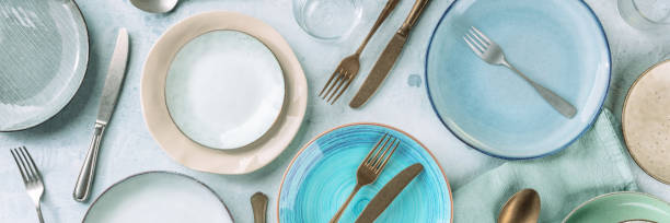 カトラリーと様々な料理、オーバーヘッドショットとモダンなディナーウェアパノラマ - spain blue vibrant color bright ストックフォトと画像