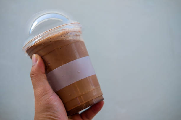 フラッペモカコーヒーのグラスを手に持つ。クローズアップ - milk shake coffee latté cold ストックフォトと画像