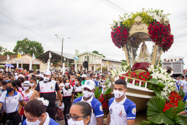 Cyrio de Barcarena The municipality of Barcarena, in northeastern Pará, held the 62nd edition of the Círio de Nossa Senhora de Nazaré which took place on November 14, 2021.
The walk of the Círio de Barcarena began with a mass at 6 am in the community of São Pedro, and then the devotees continued in procession to the parish church of São Francisco Xavier, where there will be another mass presided over by the diocesan bishop, Dom José Maria Reis. cirio de nazare stock pictures, royalty-free photos & images