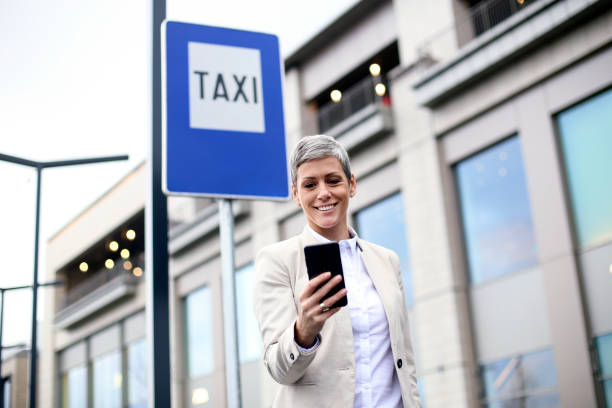 aplikacja taxi - taxi sign public transportation sign station zdjęcia i obrazy z banku zdjęć